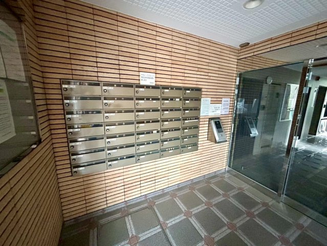 エントランス付近に設置されている集合ポストは、住んでいる部屋と離れているため、ポストをあさるなど誰かに何かされていても被害に気づきにくいです。入居する時には他人に特定されにくい番号で鍵をかけましょう！