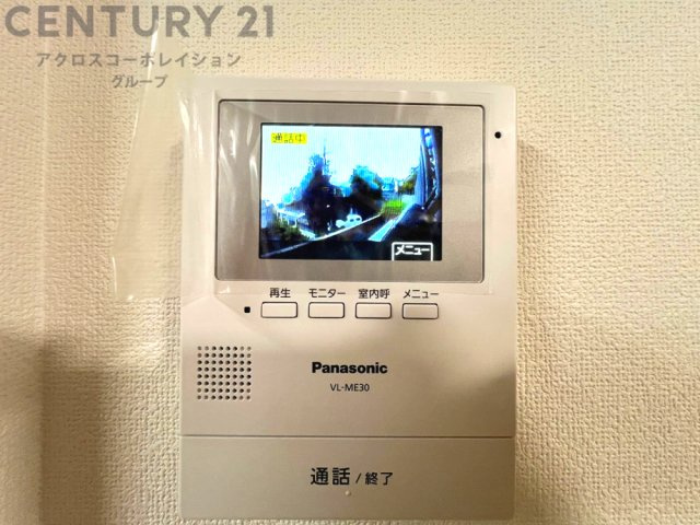 訪問者が来たときにテレビ画面で確認できるため、安心してドアを開けられます。録画機能があるものもあり、留守中に来訪者を記録しておくことができます。利便性が高く、セキュリティ面でも安心です。