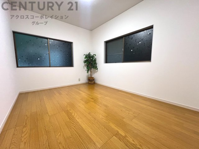 明るい色合いのフローリングとクロスを使用した洋室は家具やインテリアとも調和しやすく空間が広く感じられ開放感を生み出します。自然光を効果的に反射し、室内を明るく保つため、日中の照明使用を抑えられます。