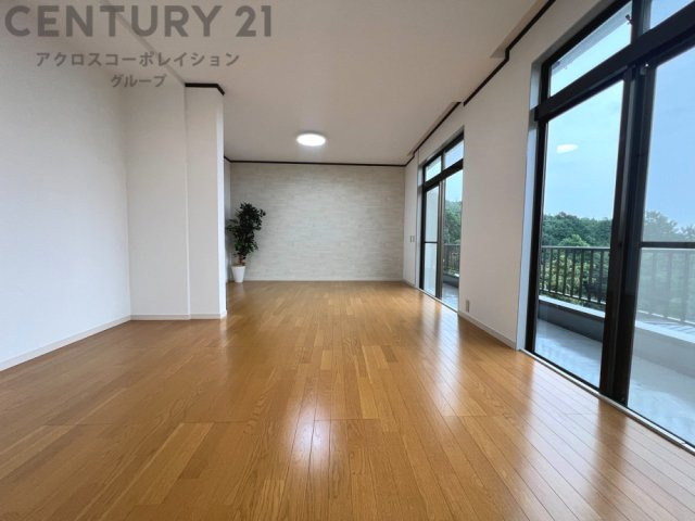 子供部屋…創造性や成長を促す遊びの空間を提供。学習や趣味に集中できる環境を整えます。個別のプライベートスペースは自己表現と自立心を育み、心地よい睡眠環境を整えリラックスできる場所を提供。