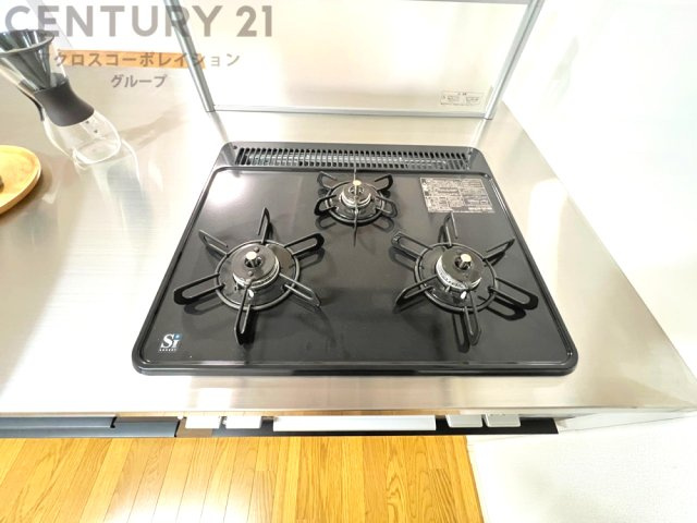 多数の調理器具を同時に使用でき、料理の効率化が可能。省エネで節約になり、様々な料理スタイルに適応できます。また、火力調整が独立しており、手入れや掃除もしやすく、今よりもっとお料理が楽しくなるかも。