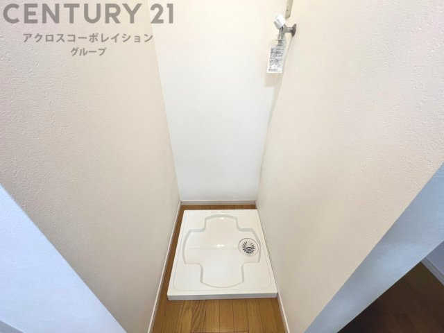 洗濯物の仕分け作業がしやすく、整理整頓が容易になります。洗濯音や湿気を他の部屋に持ち込まず、生活環境を快適に保ちます。上部を活用すれば収納スペースを確保でき洗剤や洗濯用品の整理もしやすくなります。