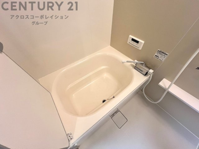 ユニットバスは省スペースでありながら、シンプルな設計と使いやすさを備え、簡便なメンテナンスが可能です。またミラー・小物置き場もあり便利です。