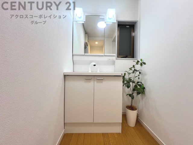 化粧品や洗顔料、歯ブラシなどの必需品をまとめて置ける収納スペースがあり、使用するたびに取り出す手間が省けます。また、水回りのため、濡れても大丈夫な素材が使用されており、お手入れが簡単です。