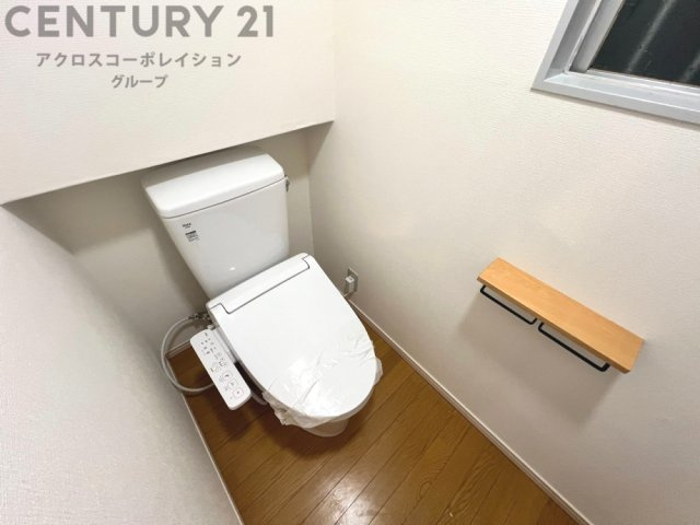 温水洗浄便座付トイレは温水洗浄機能により、暖かい水でおしりを洗浄することができ、冷たい水を使う従来の便座に比べ、温水洗浄機能で暖かいトイレを提供し、快適な使用を可能にします。