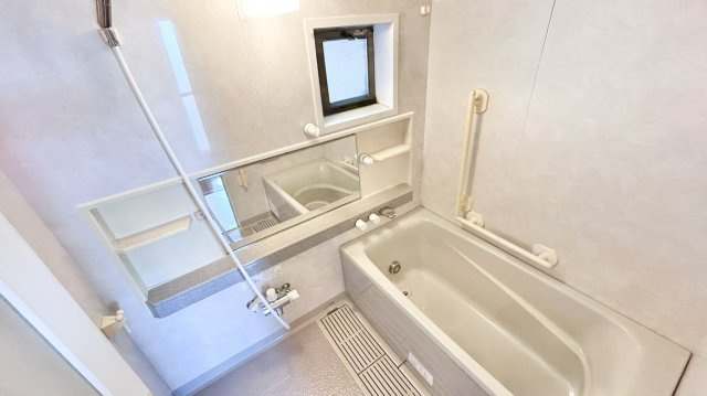 白を基調としたシンプルな浴室です。