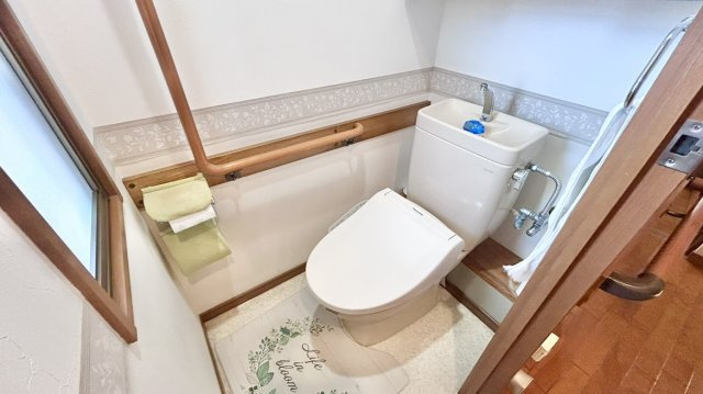 タンク付きトイレです。