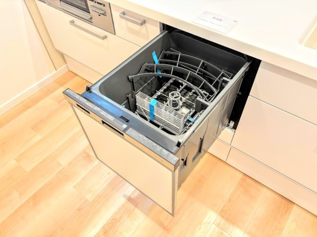 モデルルーム写真◆食後の食器洗いは食洗機にお任せ！ご家族と団らんの時間を。家事の時短に効果大の食洗器付き。高温洗浄、節水効果もございます。