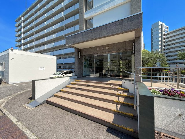 ◆エントランスは、マンションの「顔」印象を左右する大事な空間です。居住者の帰り、訪れる方を優しく迎えてくれます。