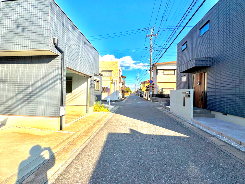 南東角地で陽当たり良好。東武スカイツリーライン「北越谷」駅バス11分「内前野」停歩3分