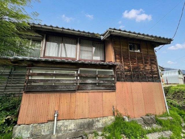別角度の外観。周辺は住宅や施設が並ぶ落ち着いた環境です