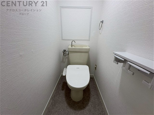 温水洗浄便座付トイレは温水洗浄機能により、暖かい水でおしりを洗浄することができ、冷たい水を使う従来の便座に比べ、温水洗浄機能で暖かいトイレを提供し、快適な使用を可能にします。　
