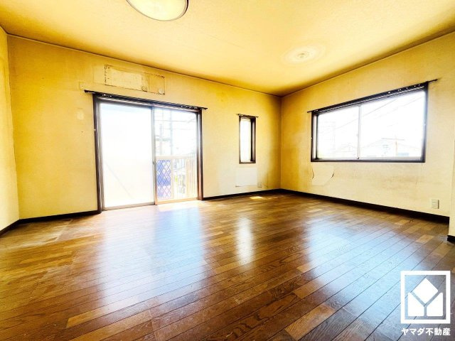 大きな窓があり、明るい陽射しが感じられるリビングです。