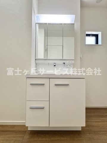 朝の身支度に便利な独立洗面台です