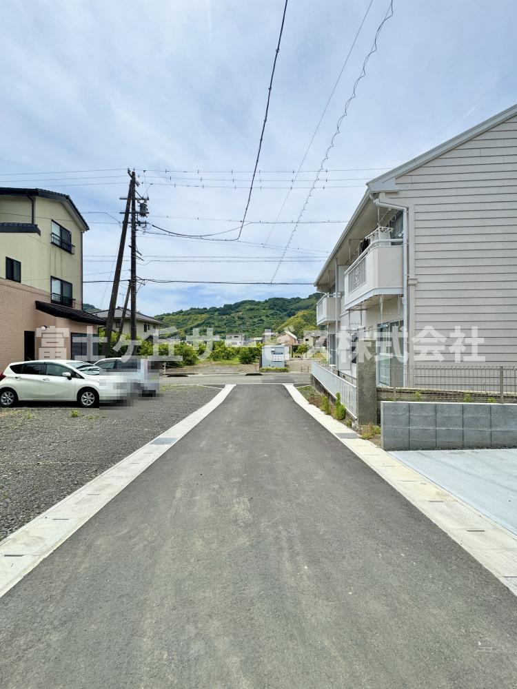 前面道路含む現地写真です