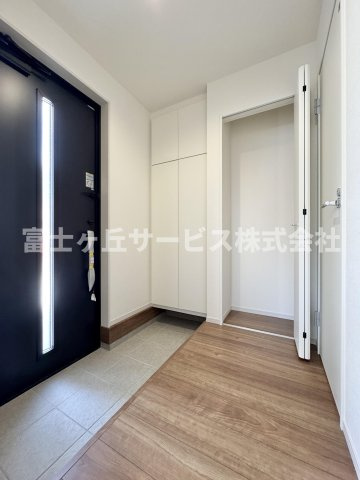 収納もある玄関です