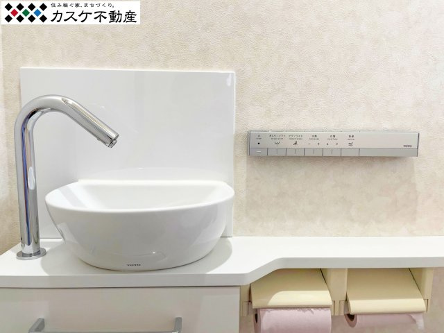 トイレ内には専用の手洗い器を完備。温水洗浄便座のスタイリッシュなリモコン、2連のペーパーホルダーなど、使い勝手を追求した設備が揃っています。ちょっとした小物を置けるカウンターが、毎日の快適さを支えます