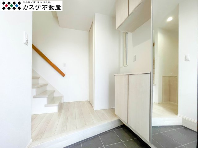 家族や来客を優しく迎え入れる、ゆとりある広さの玄関ホール。段差を抑えた設計により、小さなお子様がいるご家庭でも安心してお使いいただけます。収納力に優れた棚を備え、常に整った状態を保てる美しい住まいです