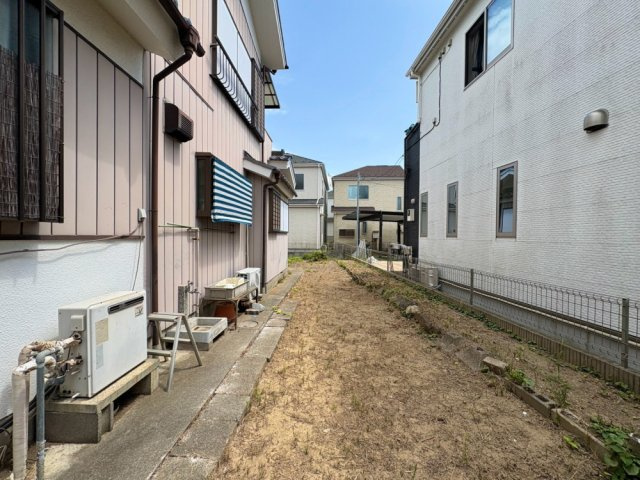 ■東武スカイツリーライン「武里」駅徒歩9分　■敷地約100坪・広い庭あり！　■駐車3～4台可能(車種による)　■5LDK