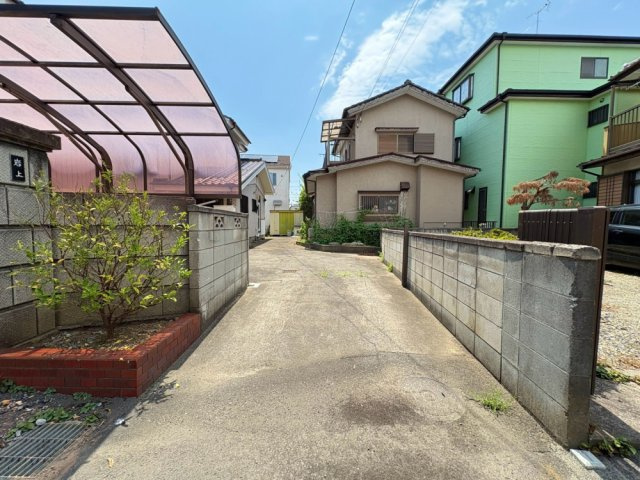 ■東武スカイツリーライン「武里」駅徒歩9分　■敷地約100坪・広い庭あり！　■駐車3～4台可能(車種による)　■5LDK