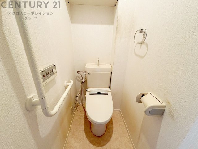 温水洗浄便座付トイレは温水洗浄機能により、暖かい水でおしりを洗浄することができ、冷たい水を使う従来の便座に比べ、温水洗浄機能で暖かいトイレを提供し、快適な使用を可能にします。　