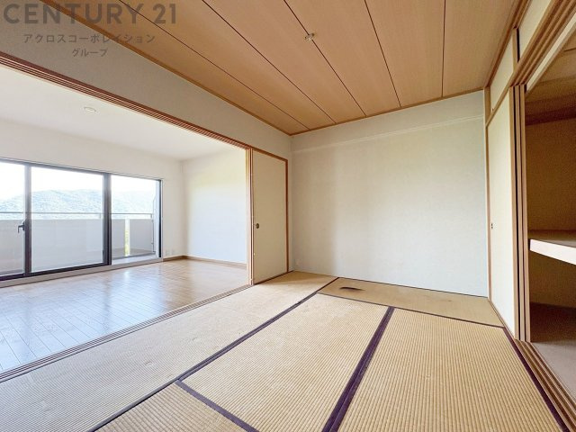 リビング横の和室スペースはリビングと続きで利用してもデザイン性のとれる洋風和室になります。やっぱり一室は欲しい和室は客間や小さなお子様の寝かせ付けなどにも便利です。　