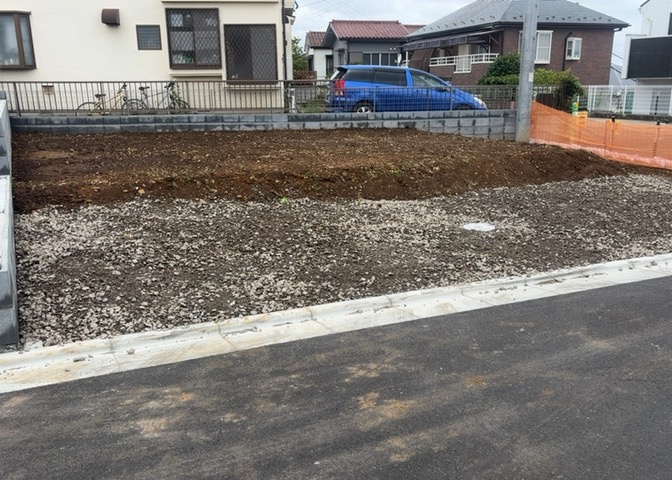 土地の面積＝住宅面積ではありません。建ぺい率の問題などで、土地のある場所によって住宅を建てられる面積は限られています。高さもしかり、「土地」という言葉の中には、建築条件も含まれると考えておきましょう。