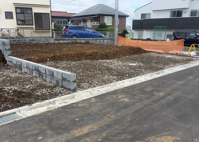家を建てる場合、方位は要チェックです。現実的に日当たりのよい家ならばリビングは南側、建築基準法でも北側に当たる家への配慮は求められています。土地を見学に行く際は、方位磁針を持って行くようにしましょう。
