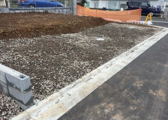 土地の前の道路に消火栓が設置されていることがあります。この場合、道路交通法第45条第1項により、駐車禁止の場所が指定されています。そのため、車庫などの駐車スペースをつくることができない場合があります。