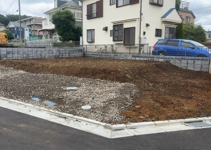 現地に行くなら、物件の周囲の地形がどうなっているかを見ることも大切です。周辺より低くなっている土地では、大雨などで水が集まりやすいため、地盤が弱くなっているということも考えられるため、注意が必要です。