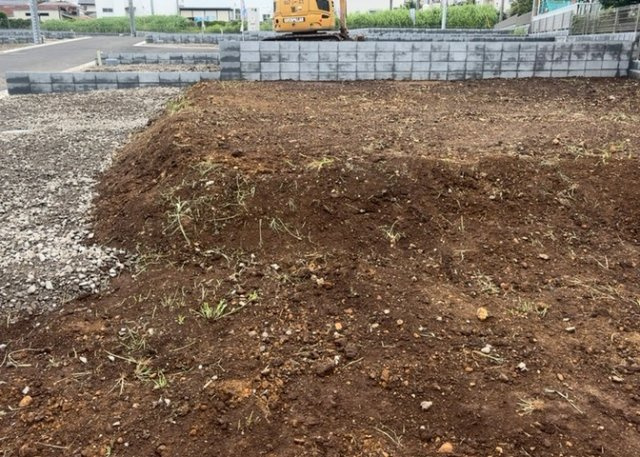 土地購入を検討されている場合、境界杭がない状態で購入してしまうと境界確定測量をする必要があり、費用がかかります。購入の前に、売主、隣土地所有者立ち合いのもと境界を確定し境界杭を設置するのがベストです。