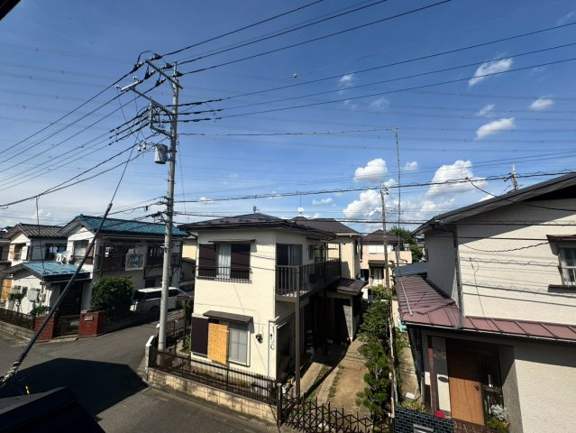 前面に遮るものがなく広々とした空が広がる見晴らしの良さが魅力！周囲の開放感を感じながら、心地よい眺望を日常の一部として楽しめます。日々の忙しさを忘れさせてくれる、心地よい開放感に満ちた住環境です。