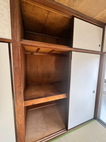 お布団や季節の衣類、大きな荷物もスッキリ収まる大容量の押入れ収納！お部屋の中に不要な物を置かずに済むため、居室空間を広々と有効活用できます。お部屋を綺麗にスマートに保てる頼もしい設備です。