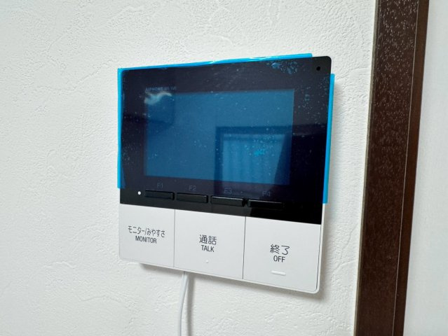 来訪者の顔を室内からしっかり確認できるTVモニター付きインターホン！お子様のお留守番時や一人で過ごす時間も安心です。不要なセールスや不審者の対応も対面せずに落ち着いて行える安心の防犯設備です。