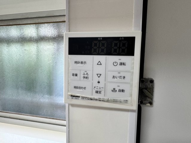 ボタンひとつでお湯張りや保温が手軽に行える給湯器付き！仕事終わりや疲れた日も、準備の手間なくいつでも温かいお風呂に浸かれます。毎日の入浴時間を快適かつスマートにサポートしてくれる便利な設備です。