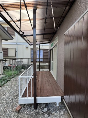 室内と屋外をゆるやかにつなぐ使い勝手の良いテラスエリア！観葉植物やガーデニングスペースとしてはもちろん、お洗濯物干しや作業スペースなど、ライフスタイルに合わせてマルチに活躍する魅力的な空間です。