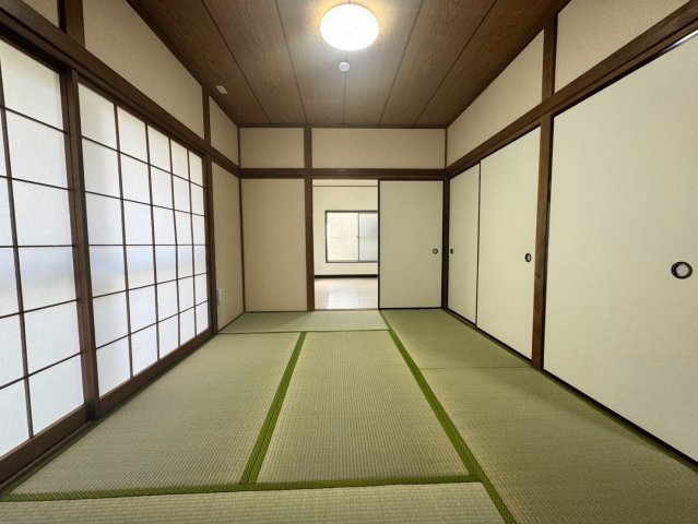 畳の香りにホッと心が落ち着く心地よい和室！ご家族の寛ぎの場としてはもちろん、来客時の客間やお子様のキッズスペースとしてもフレキシブルに活用できます。日本ならではの温もりを感じられる魅力的な一室です。