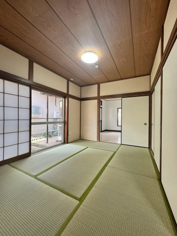 お布団や季節の衣類、大きな荷物もスッキリ収まる押入収納を備えた和室！お部屋の中に余計な物を置かずに済むため、美しい室内空間をスマートに保てます。落ち着いた雰囲気で多目的に使える重宝する一室です。