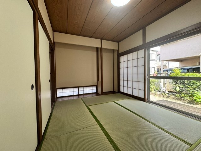 柔らかい畳敷きで小さなお子様がいるご家庭も安心の和室空間！万が一転んでも痛くなく、お子様のお遊戯場やご家族の団らんの場として大活躍します。日々の暮らしに穏やかなひとときをもたらす心地よいお部屋です。