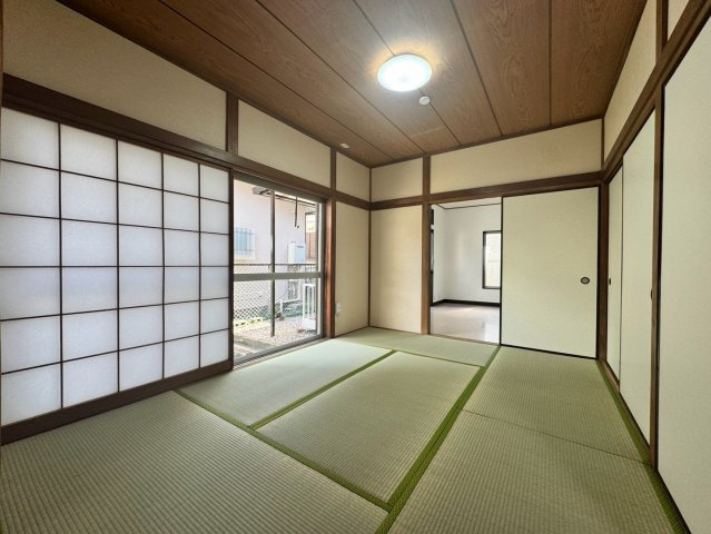 リビングと隣接した使い勝手の良い和室！引き戸を開放すれば、LDKと一体となった広々とした大空間としてご利用いただけます。お子様のお昼寝や家事の合間のひと休みにもぴったりの寛ぎスペースです。