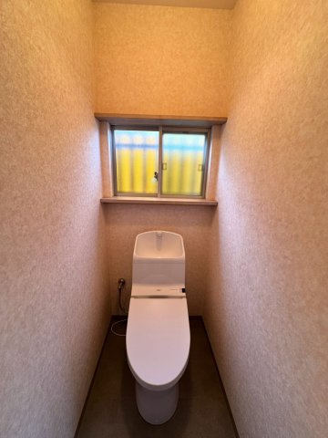 清潔感あふれる快適なトイレ空間！温水洗浄便座などの便利な機能を備えており、毎日気持ちよくご利用いただけます。お手入れのしやすさにも配慮された設計で、衛生的な空間をいつでも綺麗にキープできます