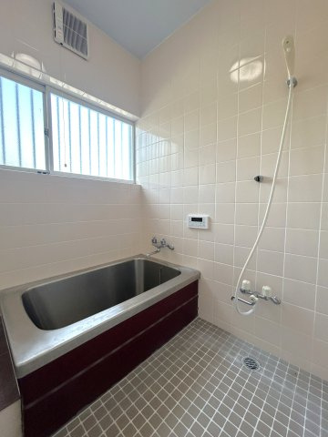 【風呂】窓付きで朝日を浴びながらリフレッシュ！換気もしやすくいつも清潔に保てます。