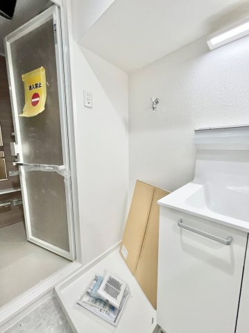 ドラム式洗濯乾燥機も余裕で置ける水回りです。