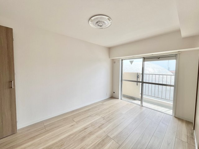 コンパクトで使いやすい洋室です