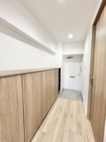 白と木目基調の室内です。