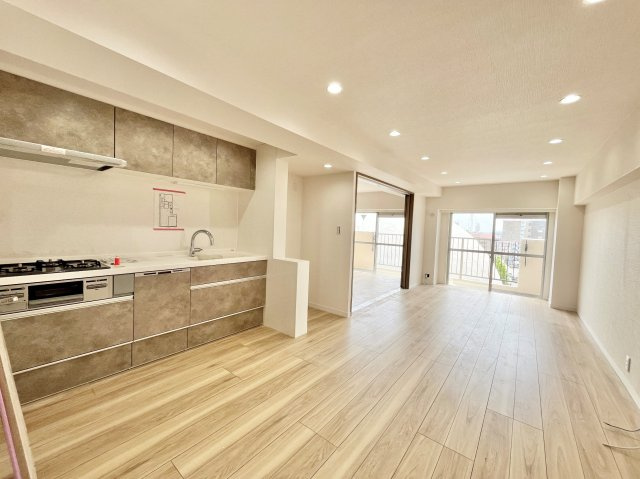 人気の白基調のリビングです。