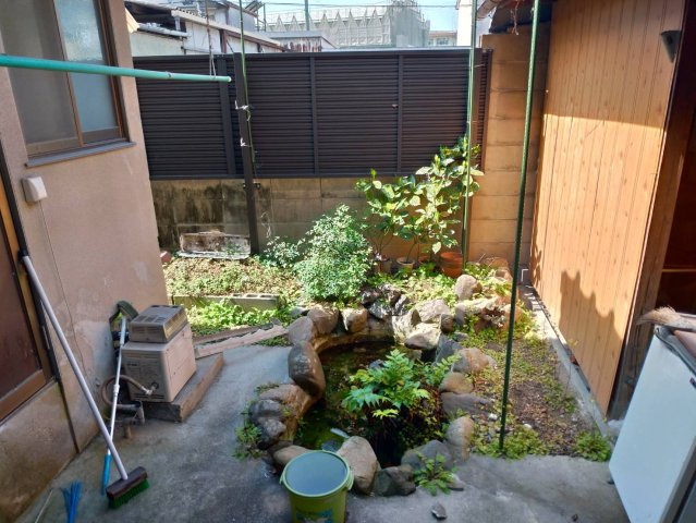 趣ある庭スペースがあり、ちょっとしたガーデニングや家庭菜園も楽しめます。石組みの造りが印象的で、落ち着いた雰囲気を演出。屋外にちょっとした癒しの空間があることで、日々の暮らしにゆとりを与えてくれます。