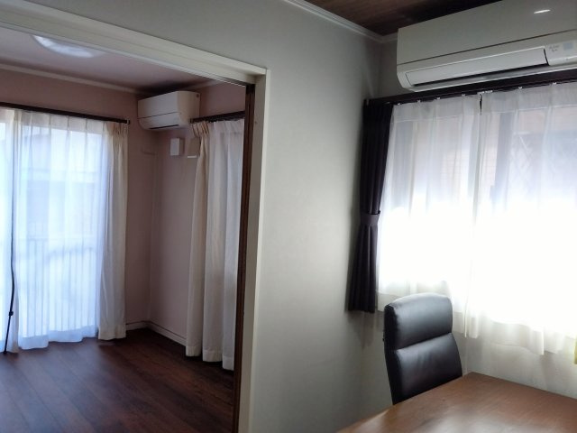 窓が多く、明るい室内！