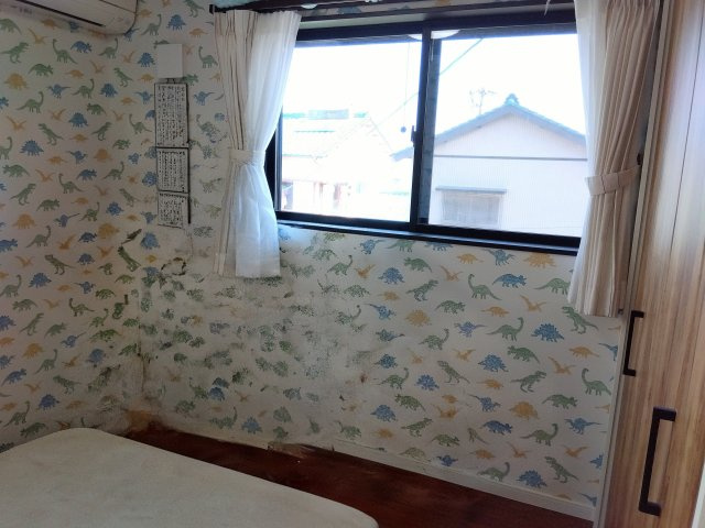 2階洋室はかわいい壁紙です！
