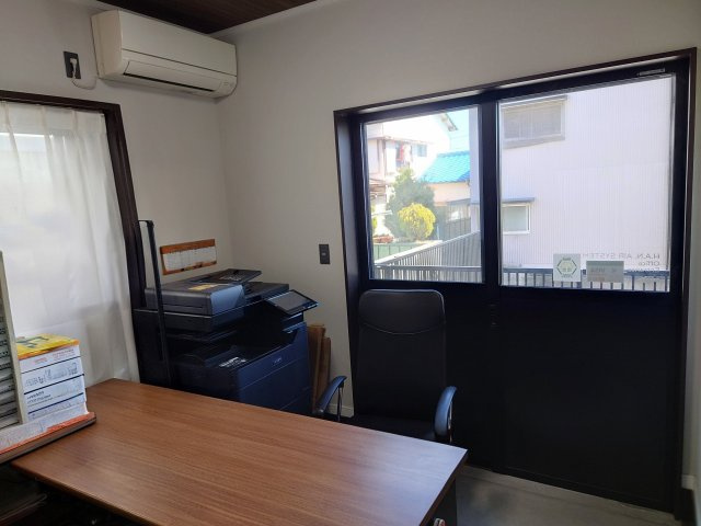 事務所内観です。居室としての利用もでき、汎用性が高いです！